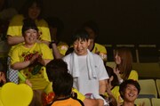 ゴールの日本武道館にたどり着いた森三中・大島(中央)。