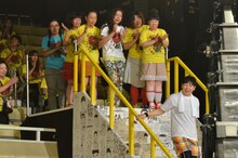 森三中・大島（右端）と女芸人達。