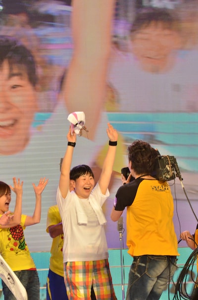 「24時間テレビ」のマラソン企画で88kmを完走した森三中・大島（中央）。