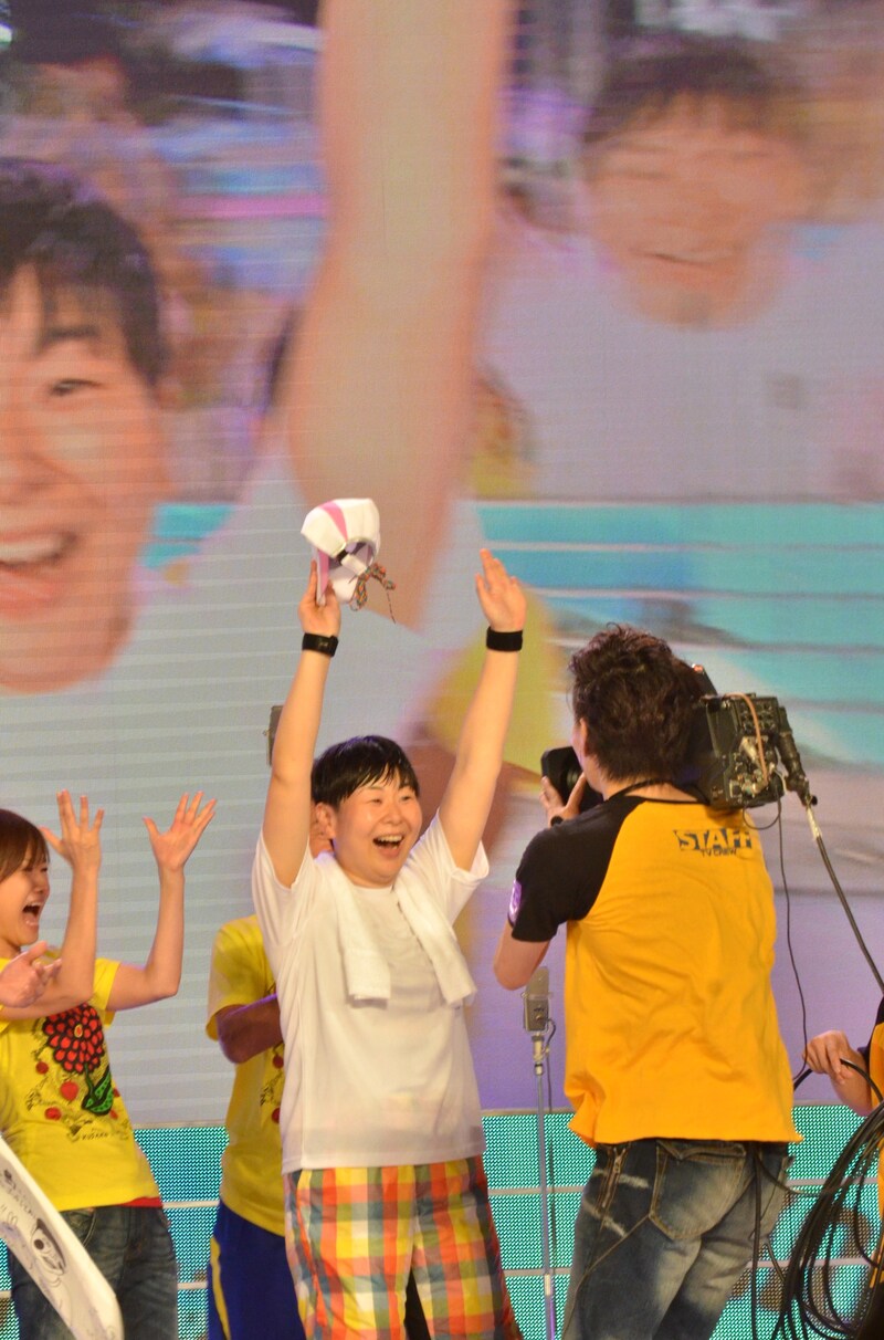 「24時間テレビ」のマラソン企画で88kmを完走した森三中・大島(中央)。