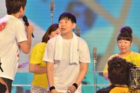 ゴール直後の森三中・大島（中央）。