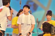 ゴール直後の森三中・大島(中央)。