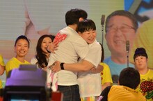 夫・鈴木おさむと抱擁を交わす森三中・大島（中央）。