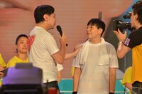 鈴木おさむ（左）と、森三中・大島（右）。