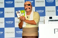 自分の顔写真が入った年賀状を紹介するアンタッチャブル山崎。