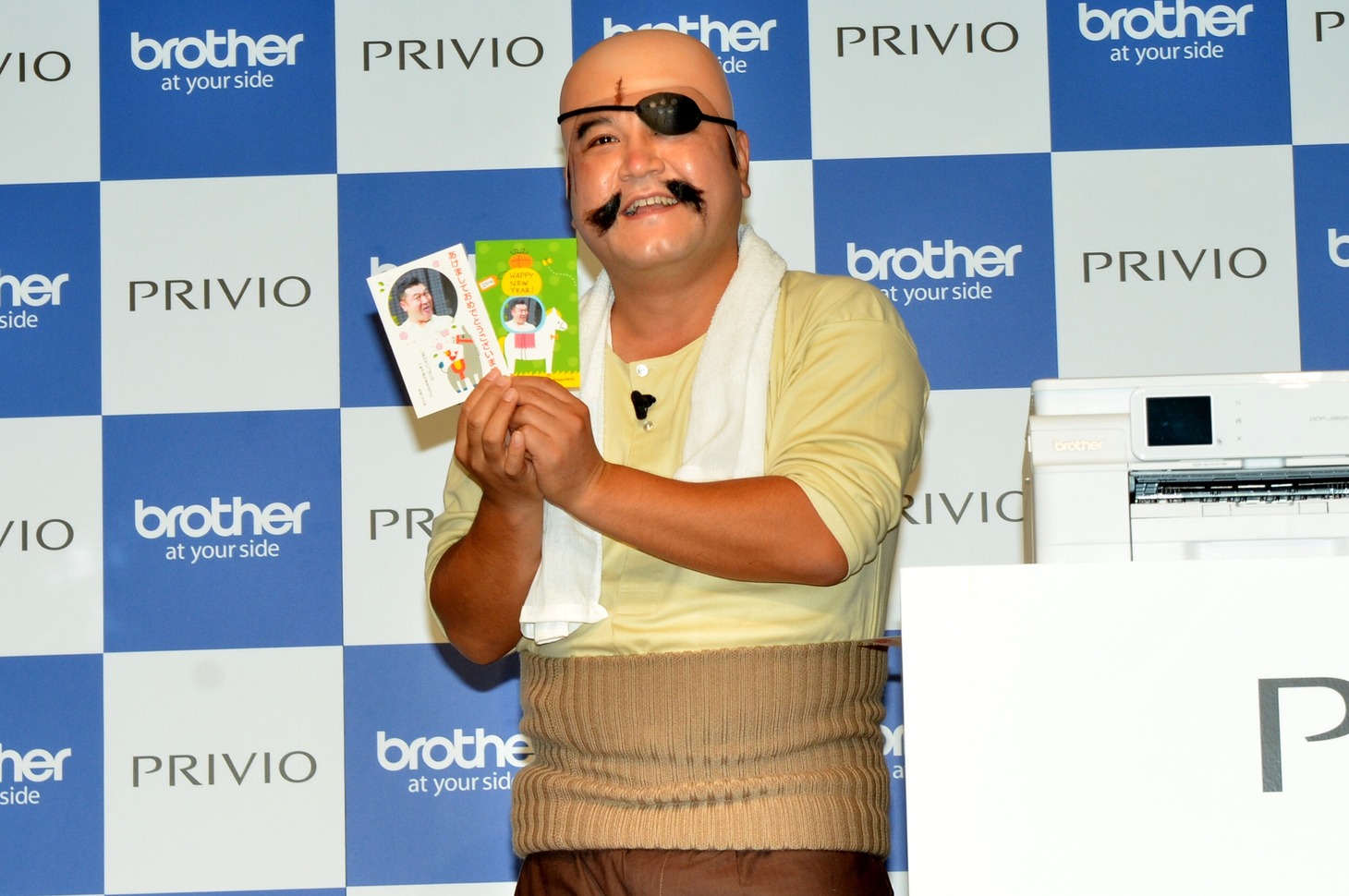 自分の顔写真が入った年賀状を紹介するアンタッチャブル山崎。