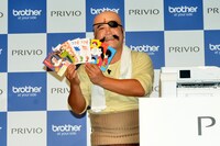 「PRIVIO」で印刷された年賀状を紹介するアンタッチャブル山崎。