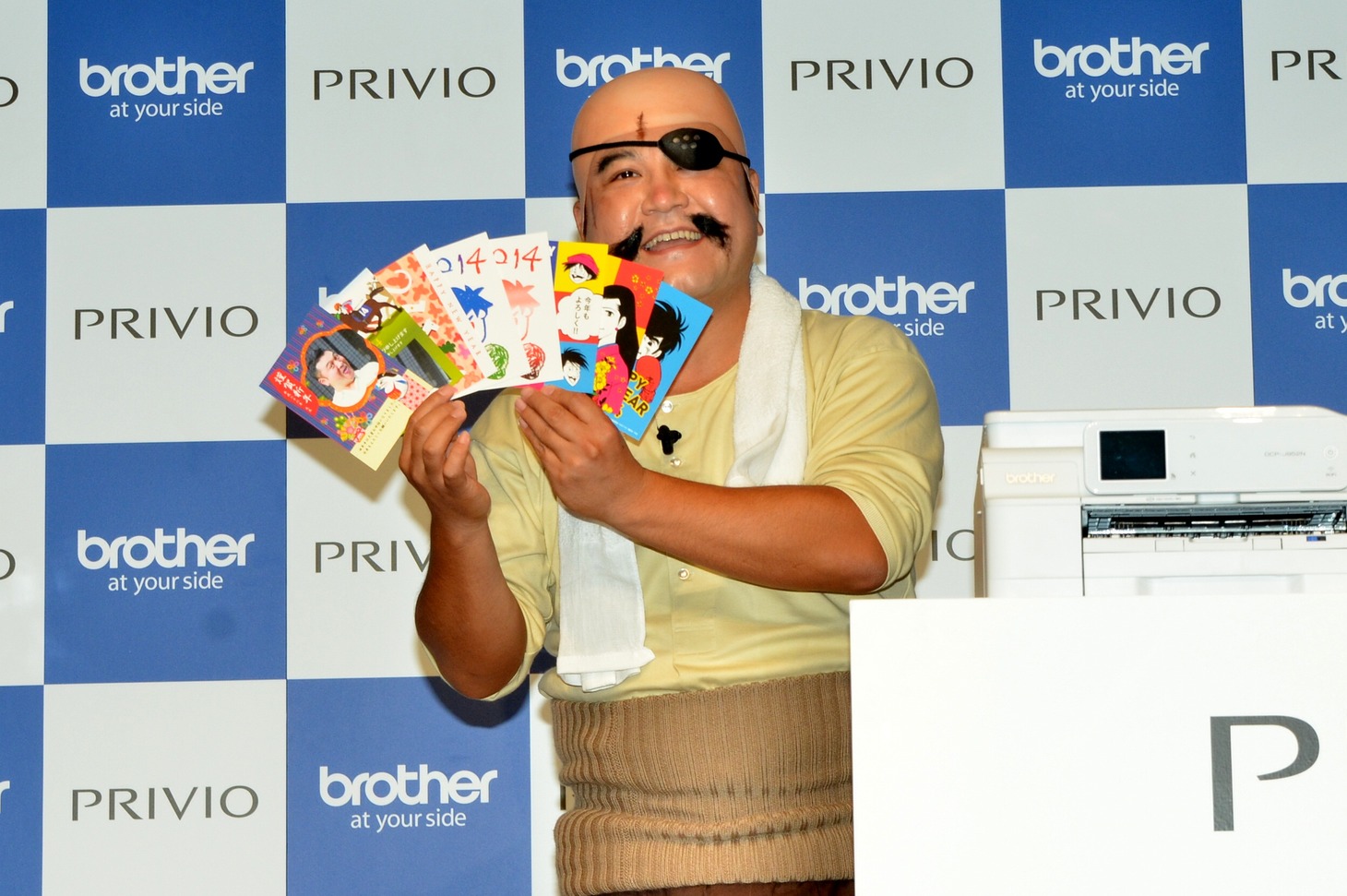「PRIVIO」で印刷された年賀状を紹介するアンタッチャブル山崎。