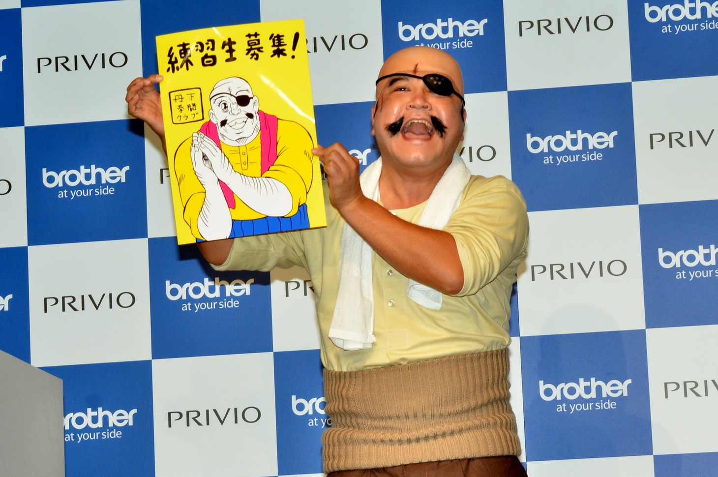 「PRIVIO」で印刷されたA3ポスターを紹介するアンタッチャブル山崎。