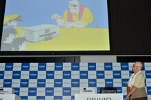 会場で上映された新CMを観賞するアンタッチャブル山崎。