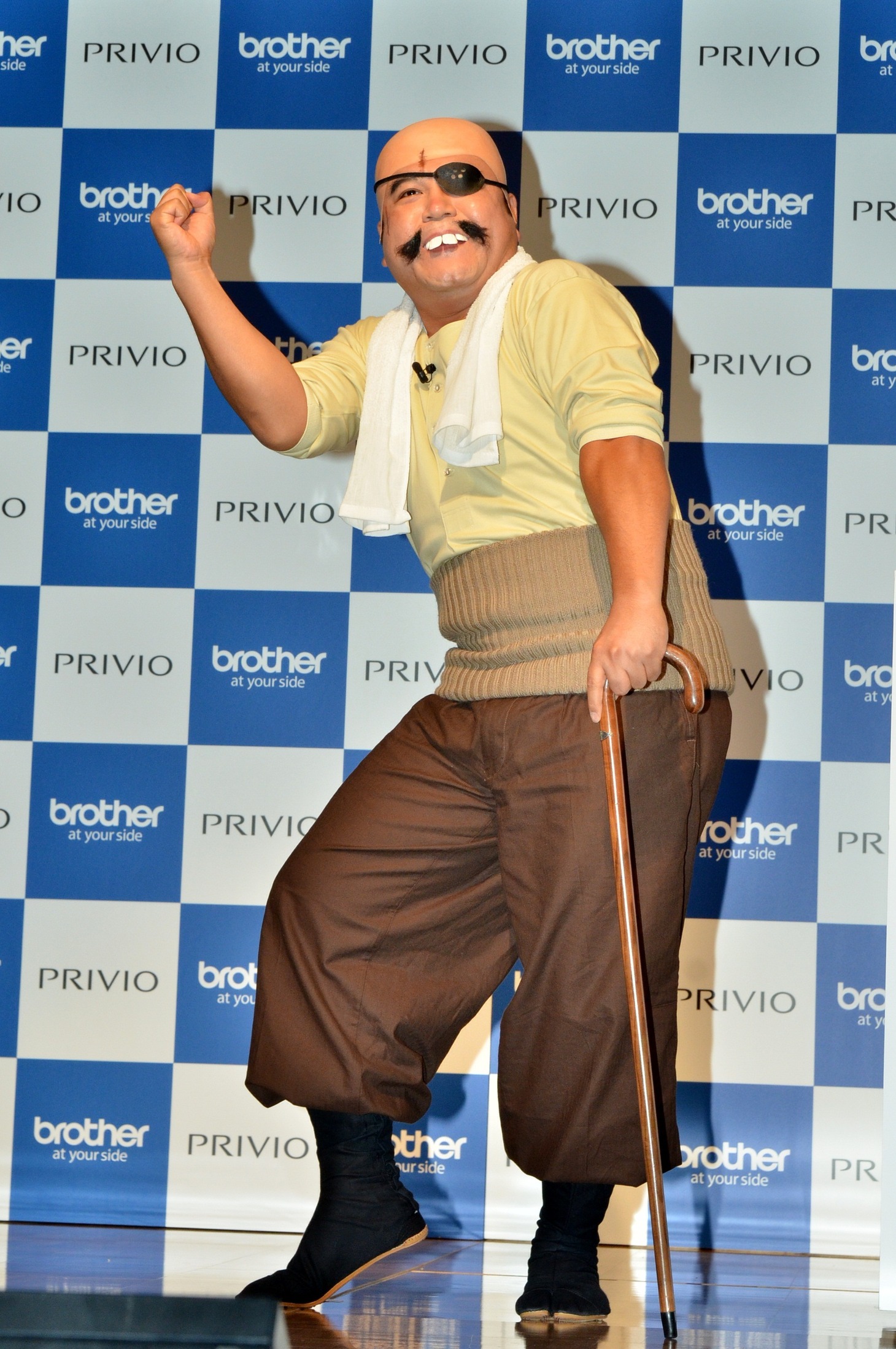 インクジェットプリンター「PRIVIO」の新CM発表会に「あしたのジョー」の丹下段平に扮して登場したアンタッチャブル山崎。