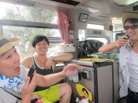 後輩の新人マネージャー西に「まず新人なのに座ってることが信じられない」と詰め寄る西行寺。