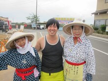 1泊2日ツアー「ロシアンモンキー川口とツアーに行こうツアー!! vol.5 ～参加芸人人数過去最高！慕われちゃって慕われちゃって～」で船頭さんたちと記念写真を撮るタレント川口。