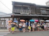 佐原散策でファンを守るタレント。