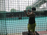 華麗なバッティングを見せるタレント。