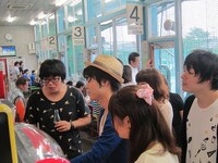 バッティングではなくスロットに興じる男性陣。