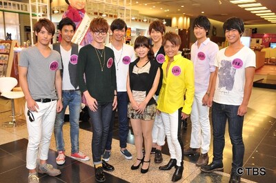 歌手デビューが決まったオアシズ大久保（中央）と、バックダンサー候補のイケメンモデル8人。(c)TBS