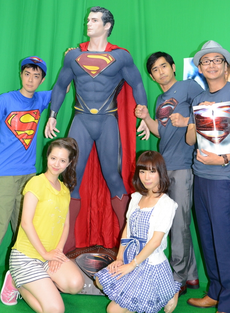 「マン・オブ・スティール 公開直前ニコ生イベント『教えてヒャダイン先生！ ここがすごいよ、新スーパーマン』」フォトセッションの模様。左から、ヒャダイン、春香クリスティーン、愛川こずえ、ハマカーン。