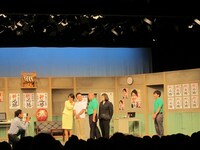 仲睦まじくふるまう国崎議員と息子だったが、裏ではケンカばかり。