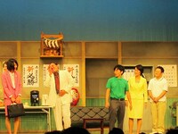 後援会の会長・秋山と副会長・馬場は国崎の活躍に異常なご機嫌。