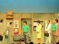 党の幹事長と秘書が、激励にやって来るが、幹事長には変なクセが。