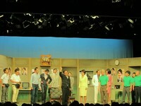 息子が政治献金を友達の慎也に流用した際の会話の録音テープを流す山本の秘書。