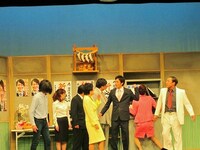 コーナーで、やりたい放題のロバート。