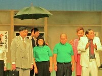 デブキャラ3人を集めてトトロの歌を歌い出す楽しそうなロバート。