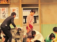 熟女候補・関に思わず抱き着く秋山。