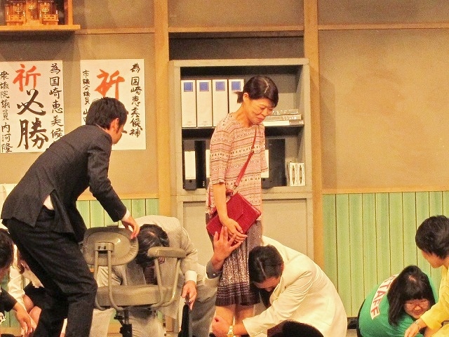 熟女候補・関に思わず抱き着く秋山。