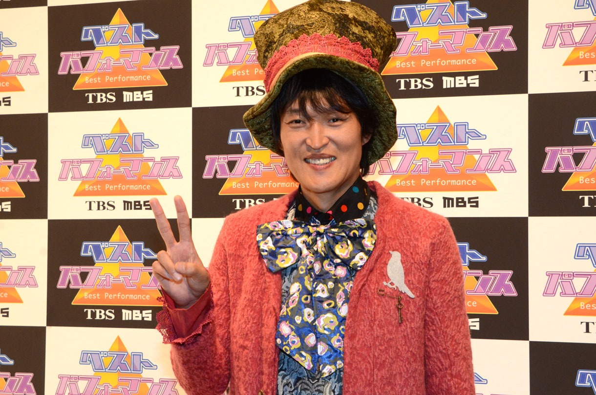 「ベストパフォーマンス」でネタを披露する千原ジュニア。