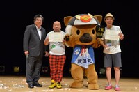 山梨大使に就任したぴっかり高木といしいそうたろう。一番右が観光部理事・青嶋洋和氏。