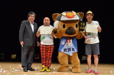 山梨大使に就任したぴっかり高木といしいそうたろう。一番右が観光部理事・青嶋洋和氏。