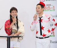 レフト藤井とライト東野。 (c)吉本興業