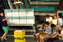 アームストロング安村（後列右端）の解答で布団が飛んだ瞬間。