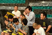 Aブロックを勝ち上がったアームストロング安村(後列右から2人目)。