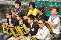 Bブロックを勝ち上がった、かたつむり林（前列左から2人目）。