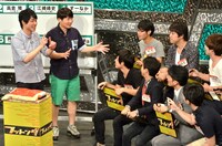 MCの2人が解答者の芸人達ににじりよるなど盛り上がりを見せたDブロックの一場面。