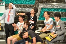 優勝を決めた瞬間の、かたつむり林（中央）、悔しがるアームストロング安村（左端）ら。