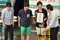 「フットンダ出演権争奪！芸人勝ち抜きバトル」で優勝し「フットンダ」への出演を決めた、かたつむり林（右から2人目）。