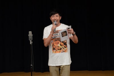 MCを務めたあべこうじ。