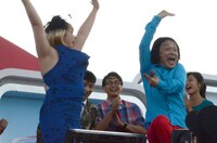 優勝発表の瞬間。やしろ優（左）はガッツポーズで喜び、永野（右）は「シェー！」と感情を表した。