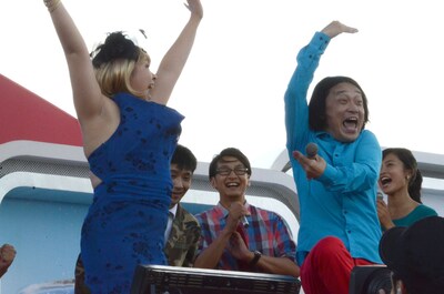 優勝発表の瞬間。やしろ優（左）はガッツポーズで喜び、永野（右）は「シェー！」と感情を表した。