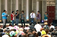 「夏☆1 グランプリ THE FINAL」の模様。ゲストは（右から）小島瑠璃子、ハマカーン、DAIGO、よゐこ。客席最前列には予選敗退した芸人も。