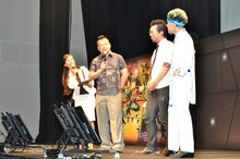 イベントに出演するケンドーコバヤシ（左から2人目）ら。