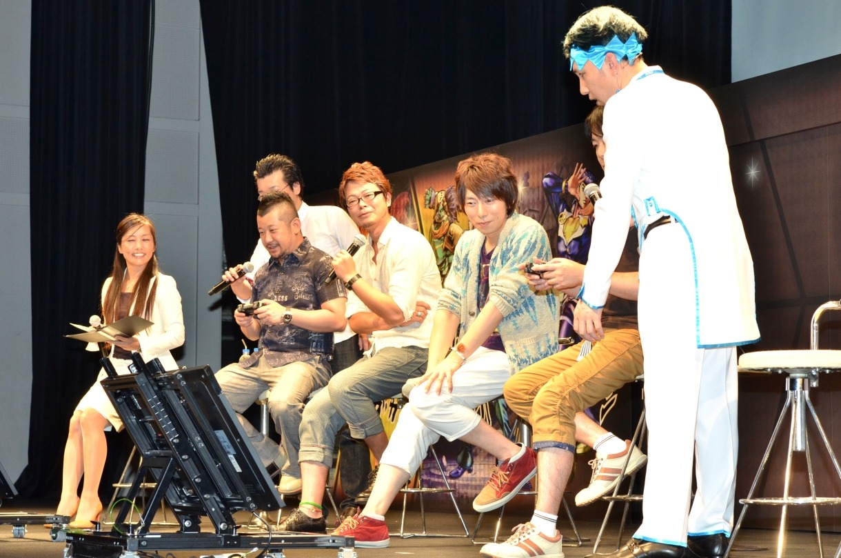 実際にゲームをプレイするケンドーコバヤシ（左から2人目）。