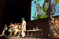 ゲームをプレイするケンコバ（左から2人目）。モニターに映るキャラクターが、ケンコバが操ったエルメェス・コステロ。