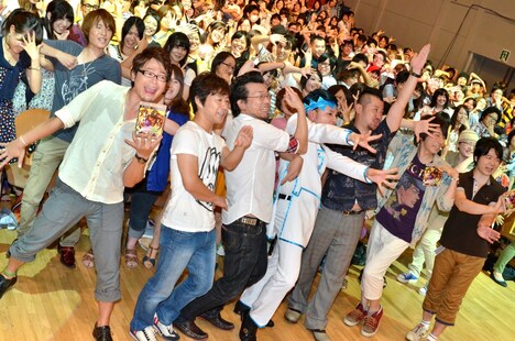 PS3用ゲーム「ジョジョの奇妙な冒険オールスターバトル」のイベント「発売前夜祭ッ！」で“ジョジョ立ち”ポーズを見せるケンドーコバヤシ（手前右から3人目）ら。