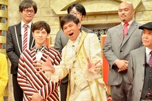 ますだおかだ岡田（中央）。