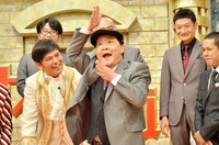 ダチョウ倶楽部・上島（中央）。